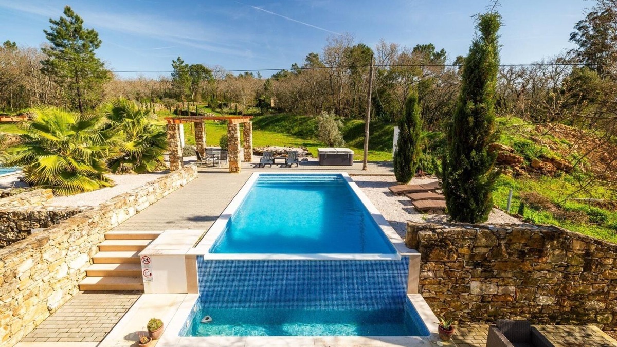Ferreira do Zezere House | 3-bedroom peaceful house with private swimming pool and whirlpool. AC & WiFi.