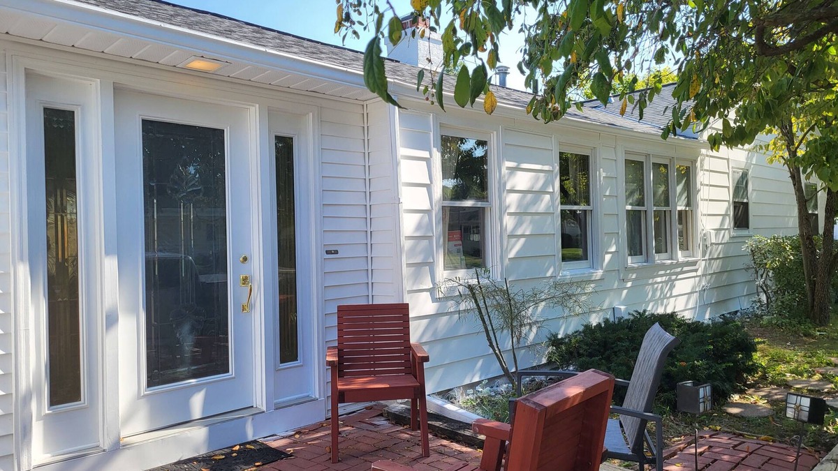 Huron House | 3-bedroom renovated home in lovely Huron. Includes: Wi-Fi & private beach.