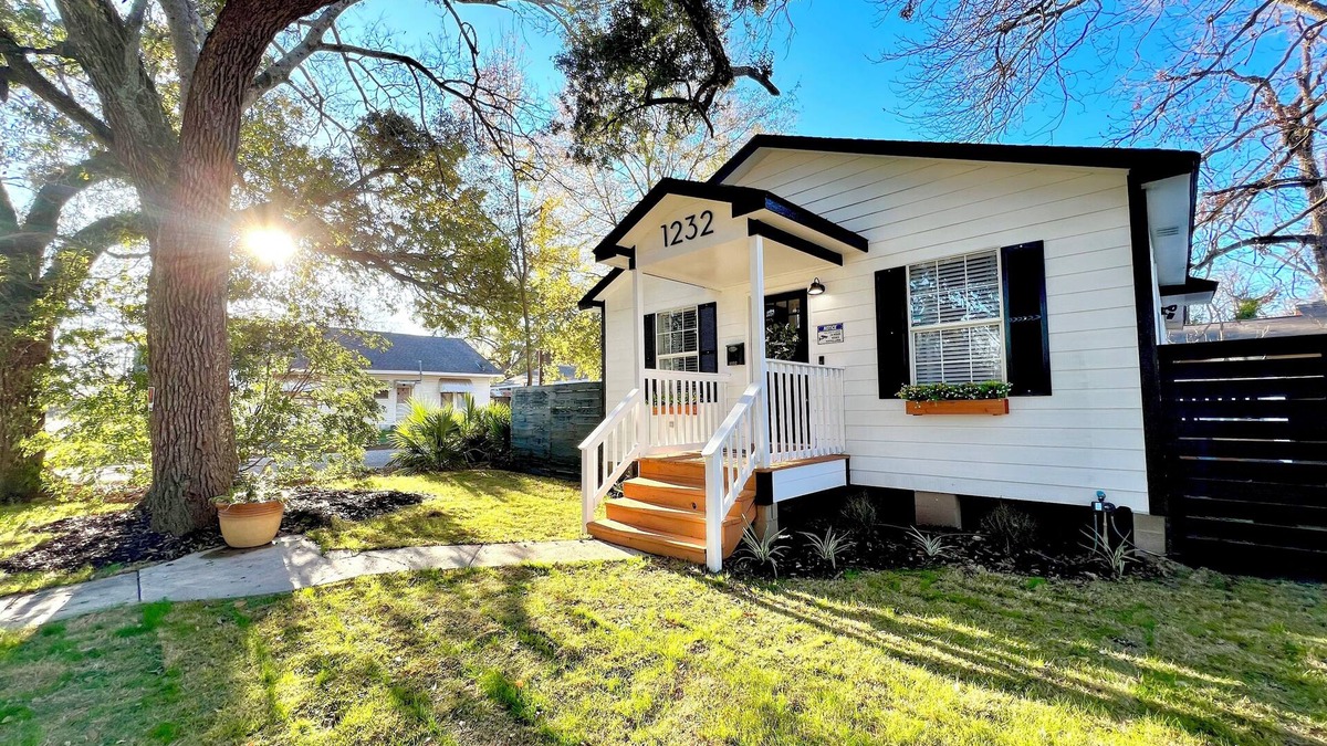 Alexandria House | 3 Bedroom Sleeps 8 - Close to Downtown Fun, Medical Center & Shopping,