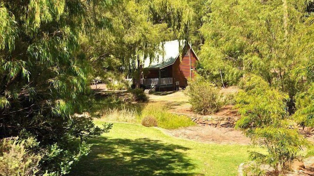 Margaret River Ski Chalet | 3 Bedroom Sleeps up to 8 guests, features 2 bedrooms and one loft bedroom plus a large living/dining