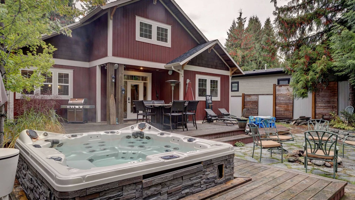 Swansea Point House | 3 Bedroom Sleeps 6, Hot Tub, Exec home, Workspace incl. desk,