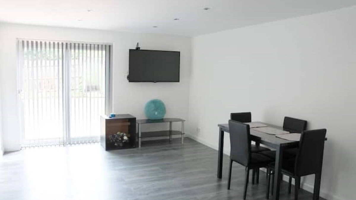 Plumstead House | 3 Bedroom Terrace in Area With Great Transport Connectivity
