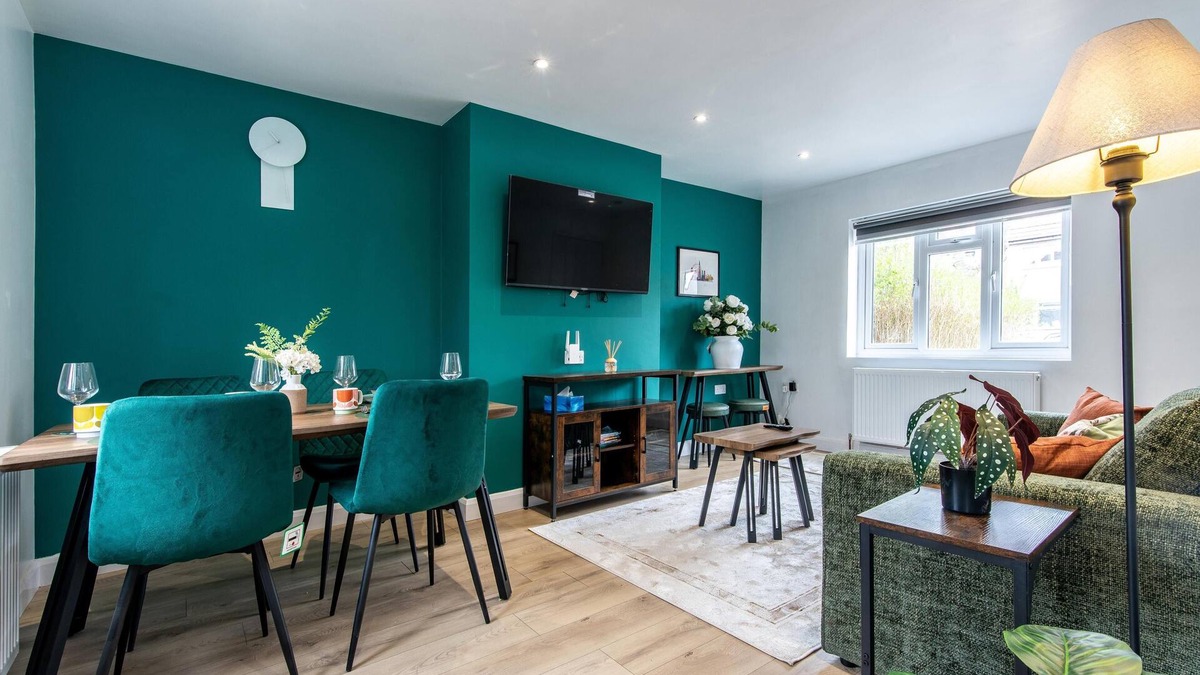 Bramcote House | 3 Bedroom Terraced House in Beeston Ideal for Corporate Stays