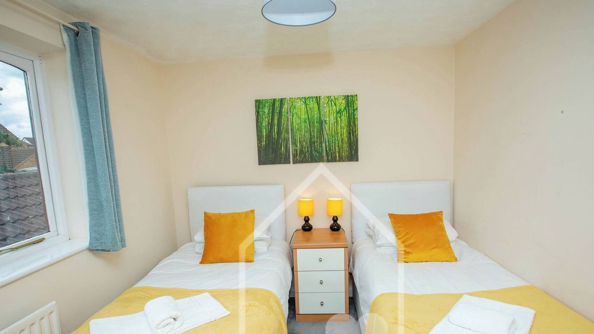 Corby House | 3 Bedroom town house Corby. Sleeps 6, WiFi, Free Parking