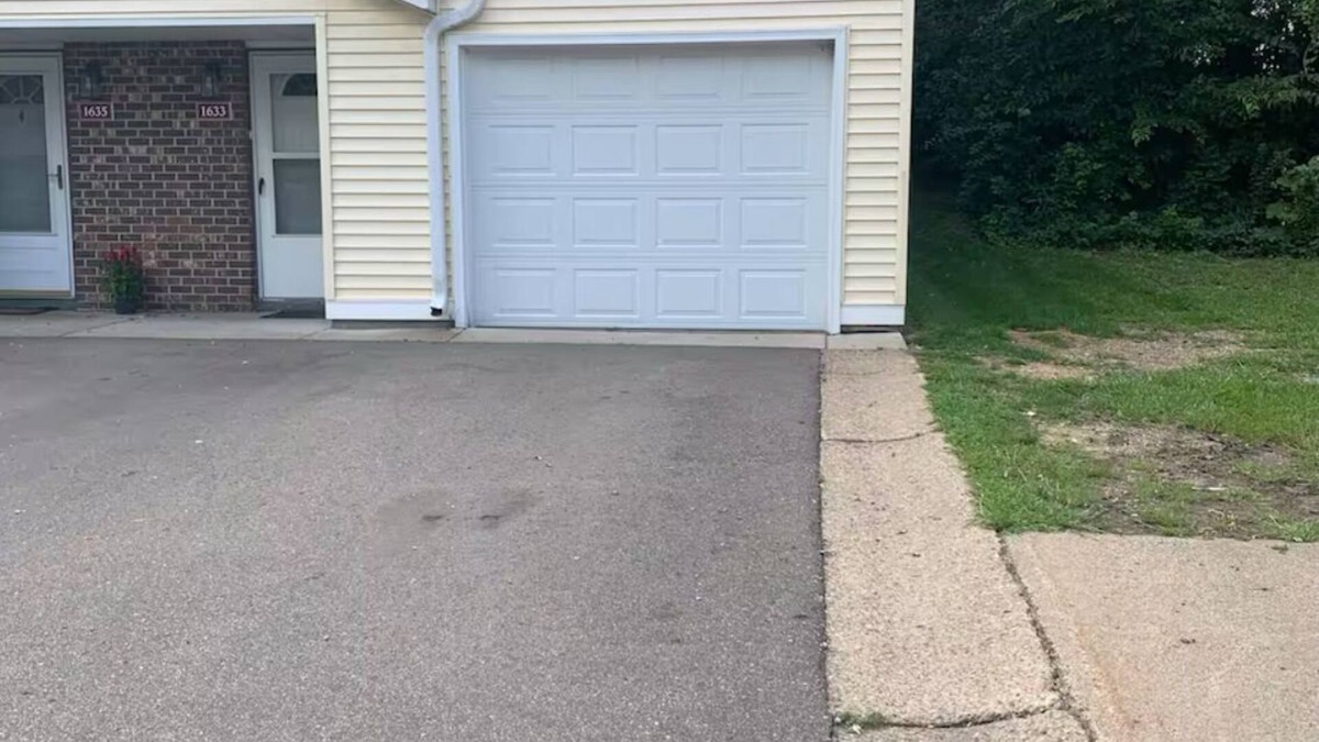 Eagan House | 3-bedroom townhome in Eagan MN close to the Mall of America, and MSP Airport.