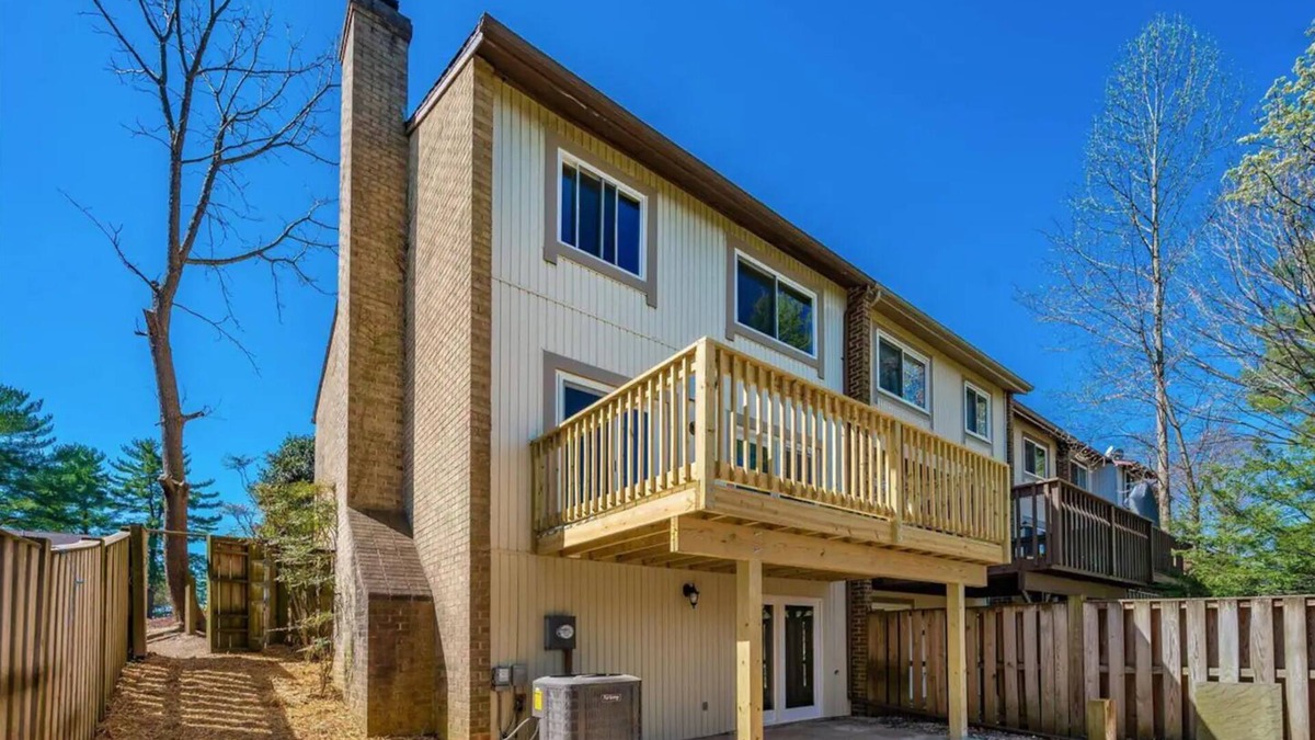 Montgomery Village House | 3-bedroom townhome in Gaithersburg with WiFi, AC, Meditation Room Close to DC