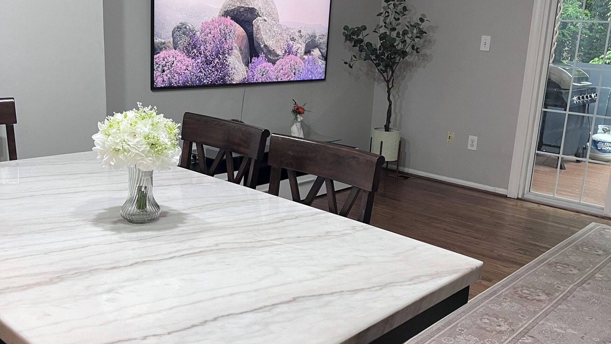 Newington House | 3-bedroom townhome in fantastic Springfield with Wi-Fi & fully equipped kitchen.