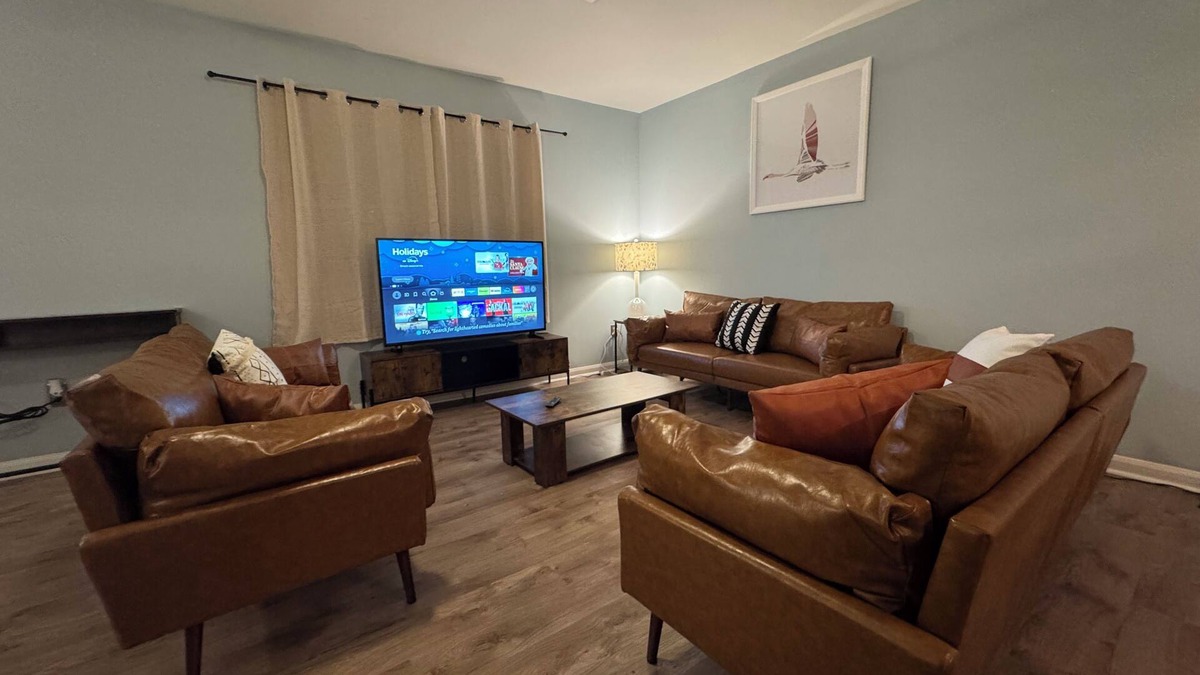 Pineville House | 3-bedroom townhouse - Max 8 guests