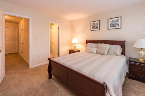 Seven Corners House | 3 Bedroom Townhouse 8 Miles to Washington DC