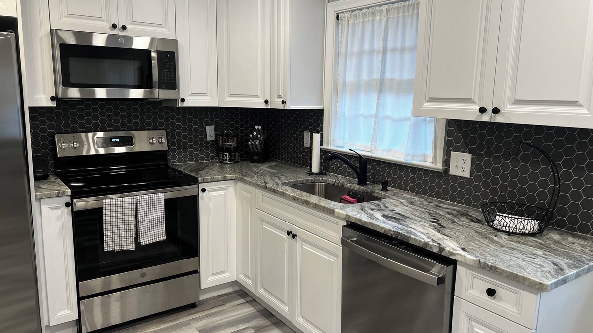 Central Newport News House | 3-bedroom updated house in Riverside /CNU area of Newport News + outdoor space