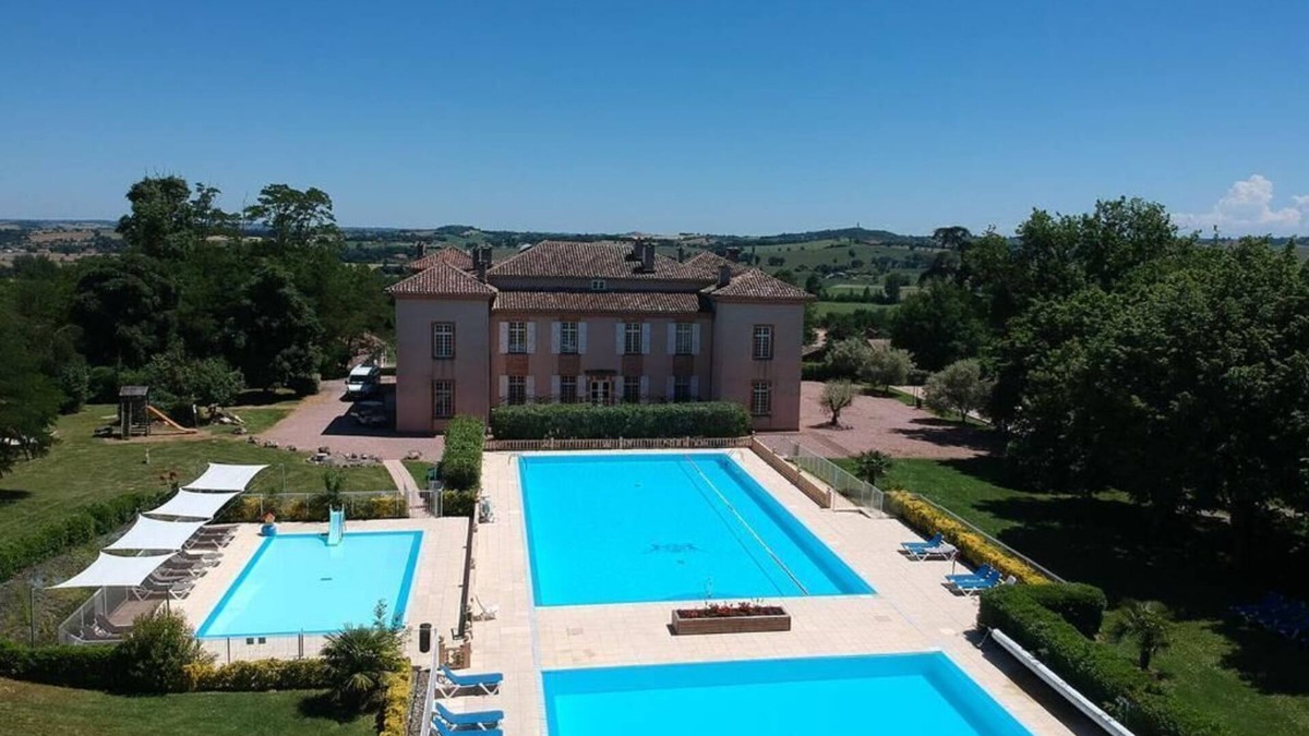Lombez Villa | 3-bedroom villa in residence with swimming pool and tennis court 45 minutes from Toulouse