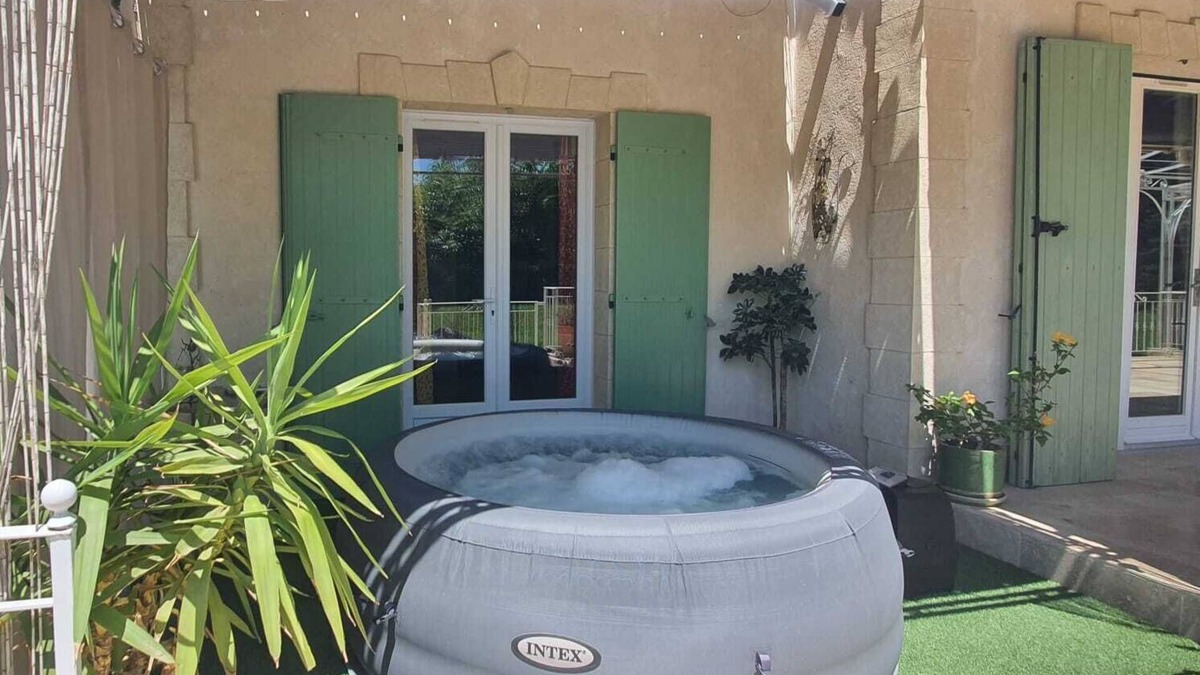Menerbes Villa | 3-bedroom villa, sleeps 6 in the village of Eyguières near the Alpilles mountains