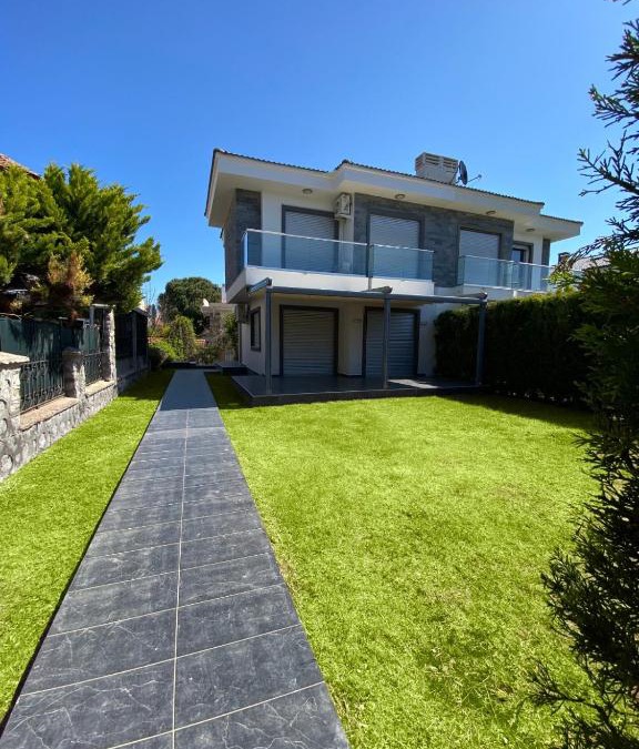 Altınyunus Mahallesi Villa | 3- Bedroom Villa with Large Garden 600m to Beach