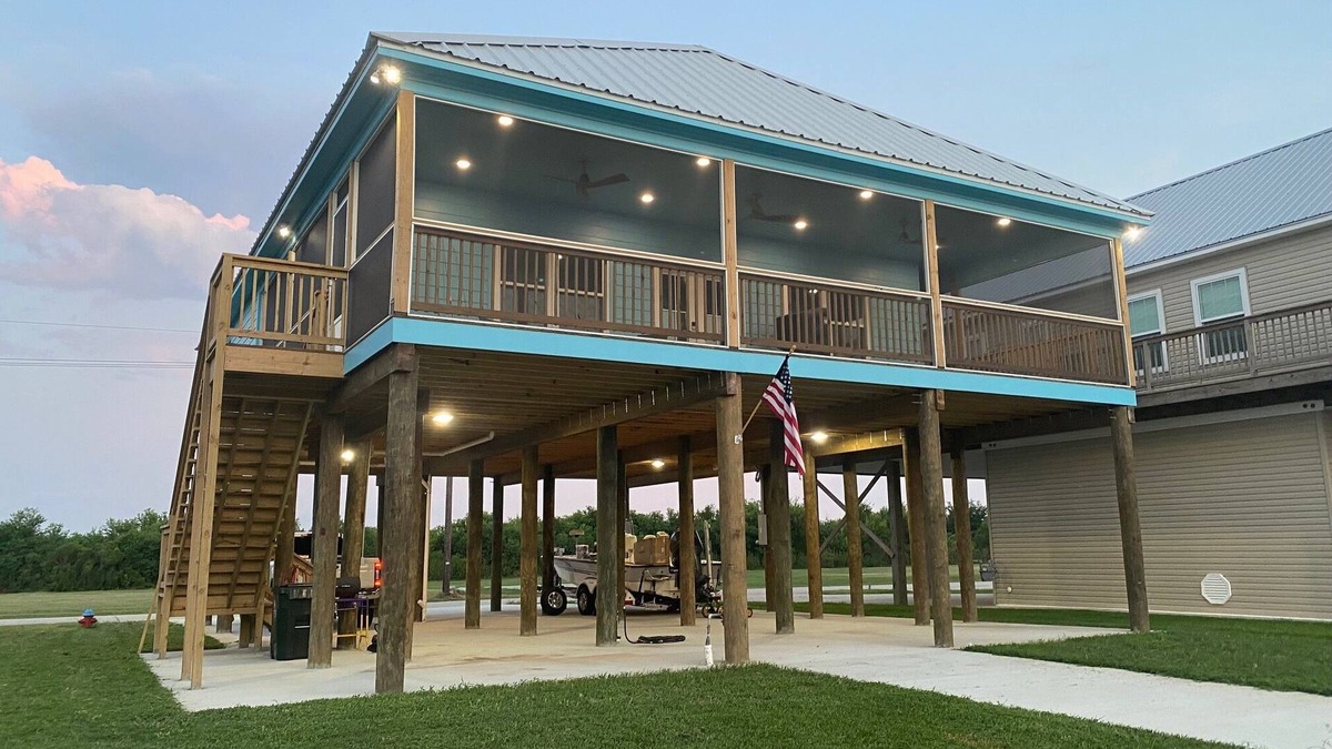 Chauvin Cabin | 3-bedroom waterfront fishing lodge with WiFi, AC in gorgeous Chauvin/Cocodrie LA
