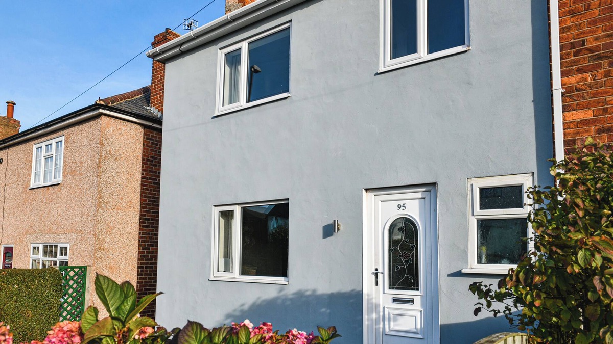 Chesterfield House | 3 Bedroom with 6 x beds - Great location with free parking