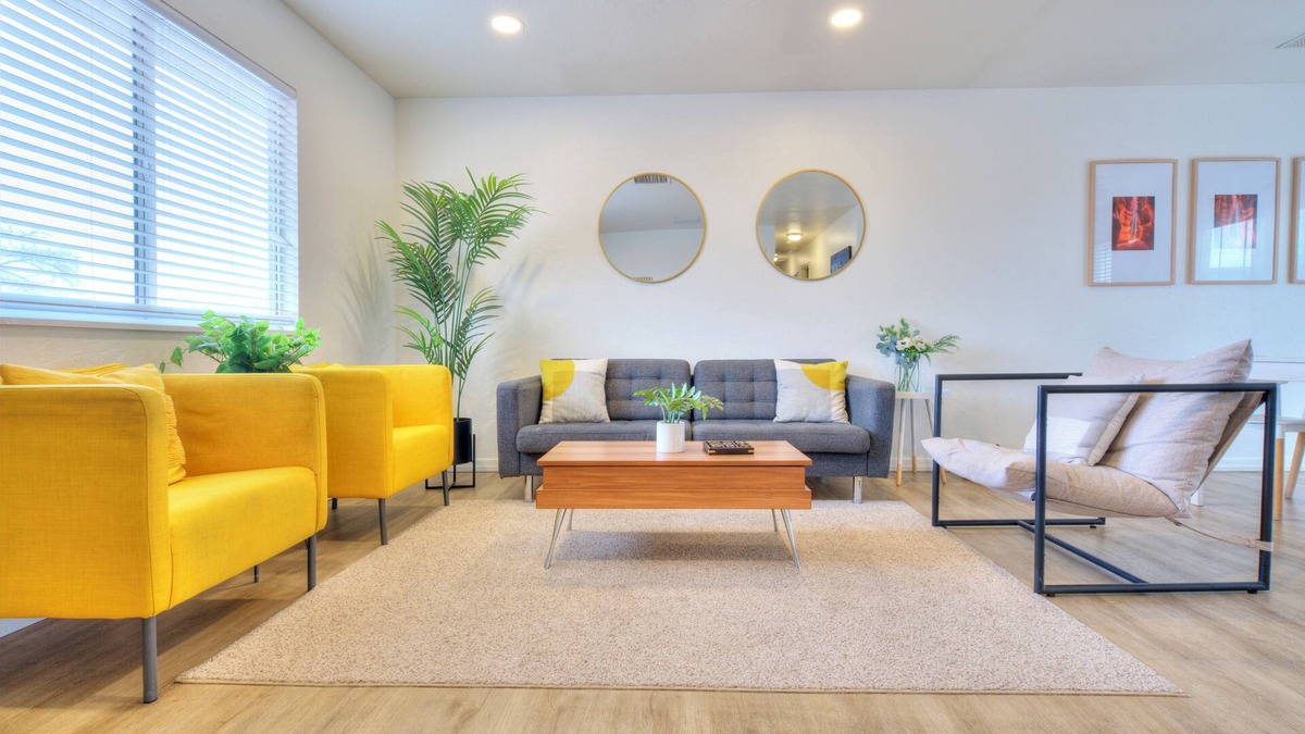 Page House | 3 Bedroom With Stunning Yard Close to Horseshoe.