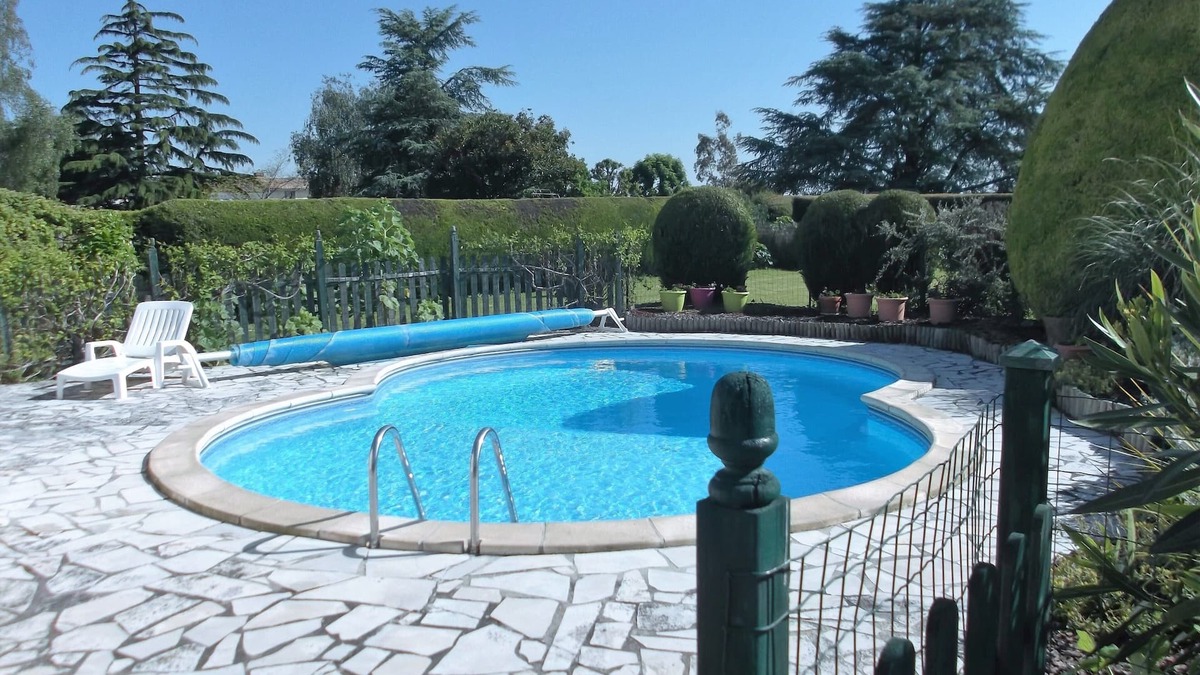 Floirac House | 3 bedroomed house with pool - a little bit of French tranquillity