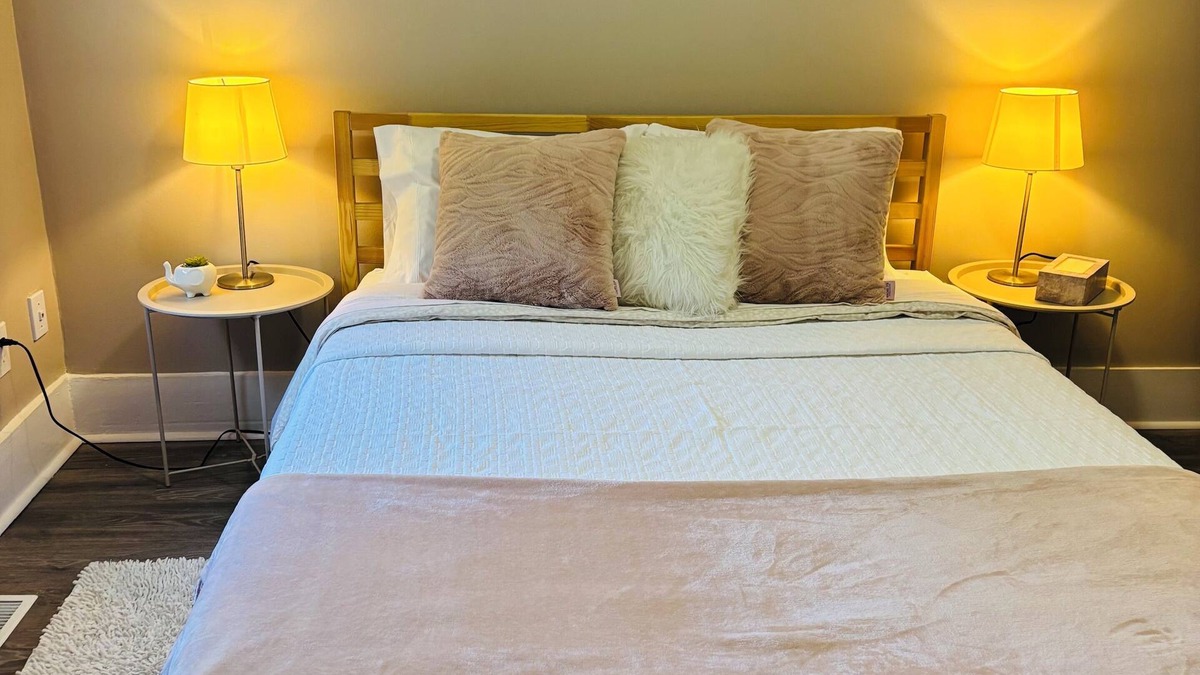 Niagara Falls Apartment | 3 BedroomHIDDEN GEM , WALKING DISTANCE TO FALLS