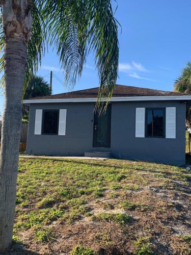 Riviera Beach Villa | 3 bedrooms 1 bathroom Entire Beach Side House