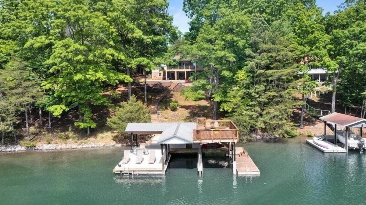 Huddleston House | 3 Bedrooms, 1 Flex Room, 3 Bathrooms! Great Dock! 2 Kayaks, Canoe & Paddleboard! Pet Friendly! Come