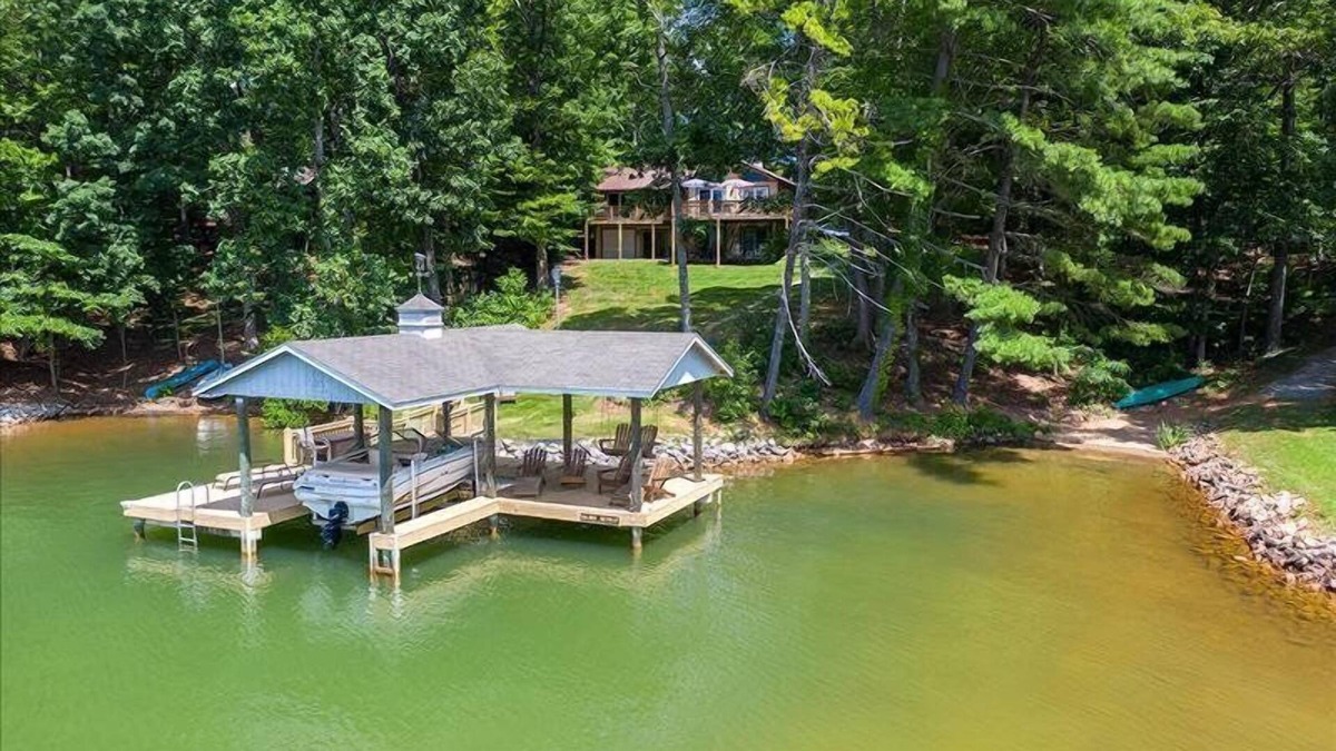 Huddleston House | 3 Bedrooms, 1 Flex Room, 3½ Bathrooms! Golden Mountain Views @ Main Lake - Dog Friendly!