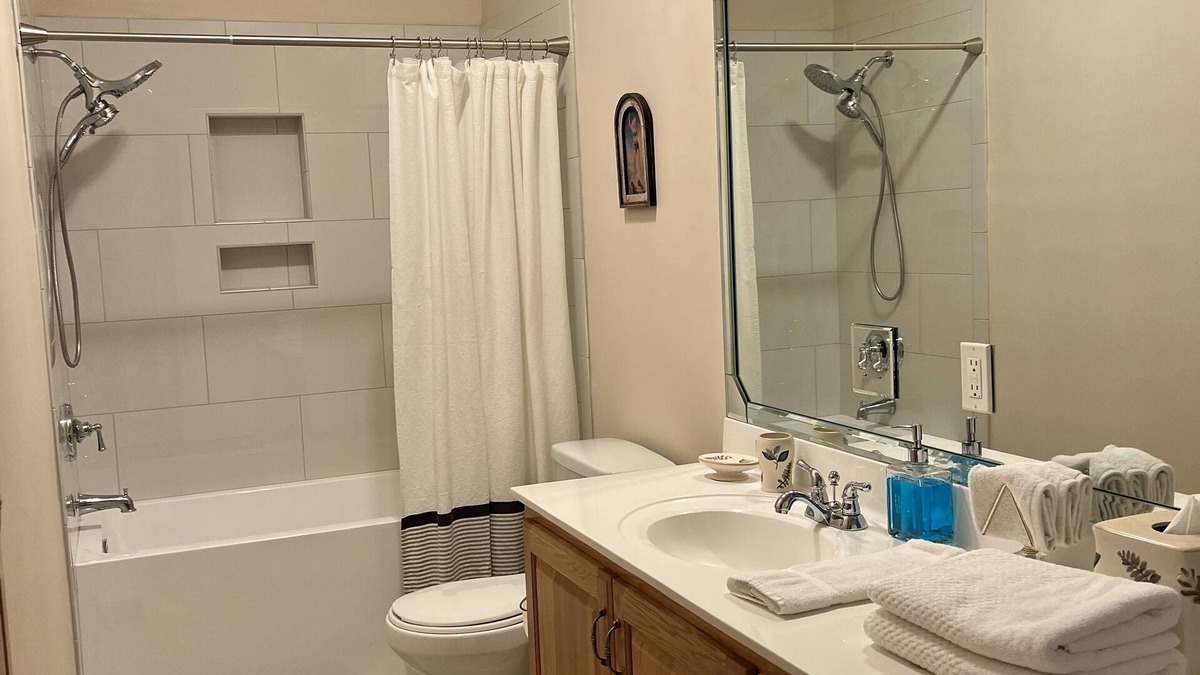 Groveoak House | 3 bedrooms, 2.5 bath Lakefront home, deep water, enclosed boathouse, close ramp