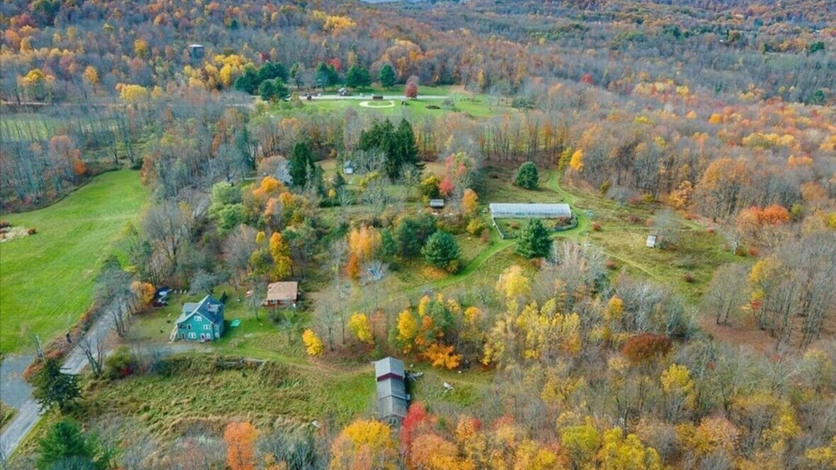 Liberty House | 3 bedrooms, 2.5 baths fully furnished and equipped, dog-friendly, on 15 acres