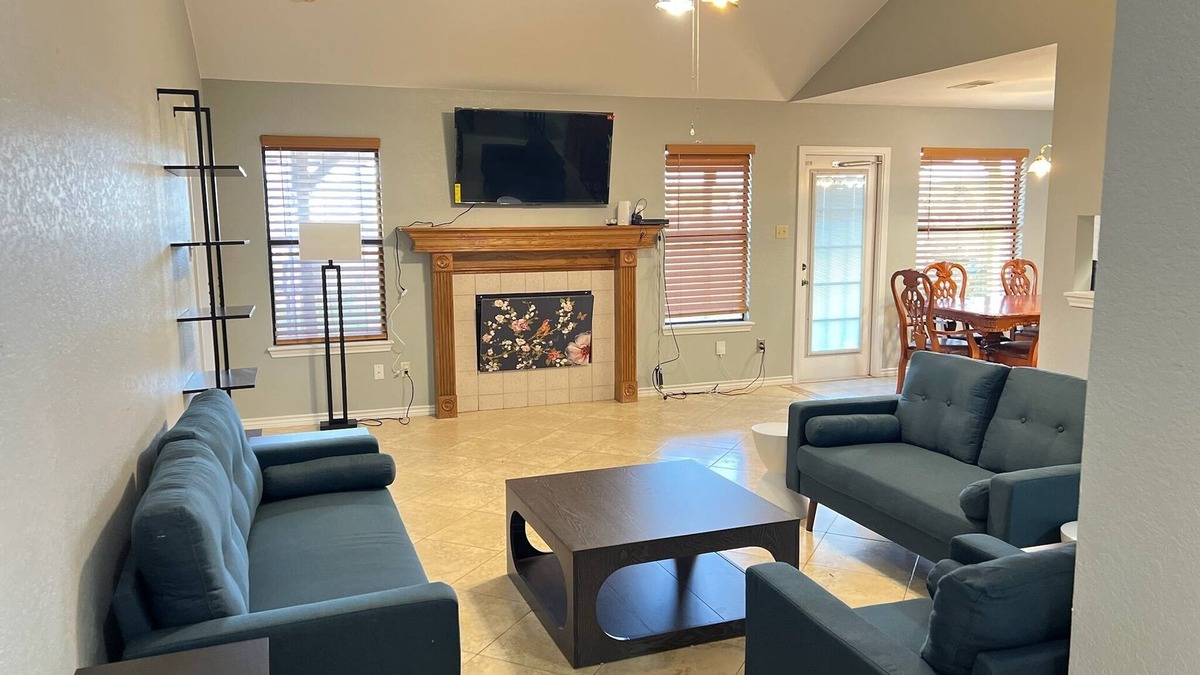 Calallen House | 3 BEDROOMS 2 BATHS W/LARGE BACK YARD & PET FRIENDLY IN CALALLEN!