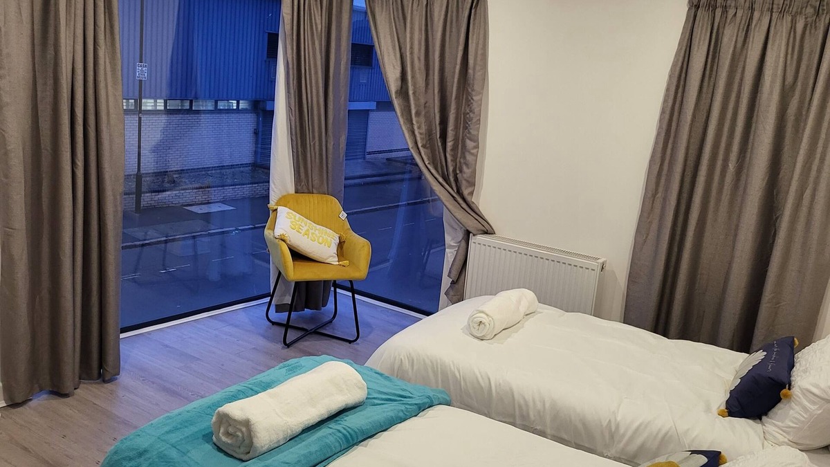 Canning Town Apartment | 3 Bedrooms 2 baths Near Excel O2 London City Airport Sleeps up to 7