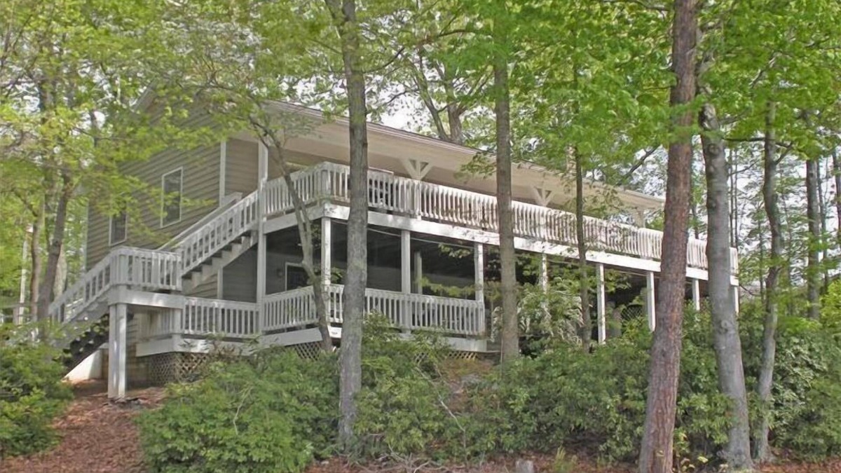 Huddleston House | 3 Bedrooms, 2 Flex Rooms, 3 Bathrooms! Covered Boat Slip & Hoist! Wifi! Come Visit "Jolly Roger"!