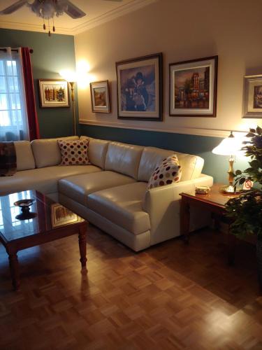 Saint-Laurent Apartment | 3 Bedrooms 3 beds near metro -2 Parking Free