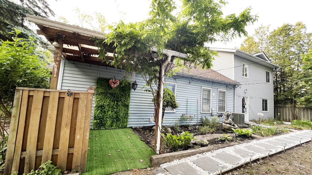 Barrie Cottage | 3 Bedrooms Cottage W LAKE VIEWS, beside waterfront trail and steps from beach