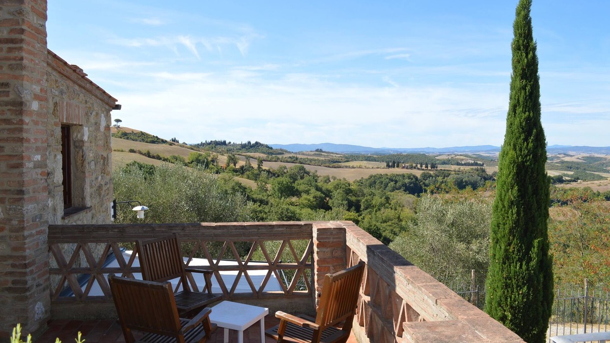 Asciano House | 3 bedrooms House with private garden and terrace; shared pool, wi-fi