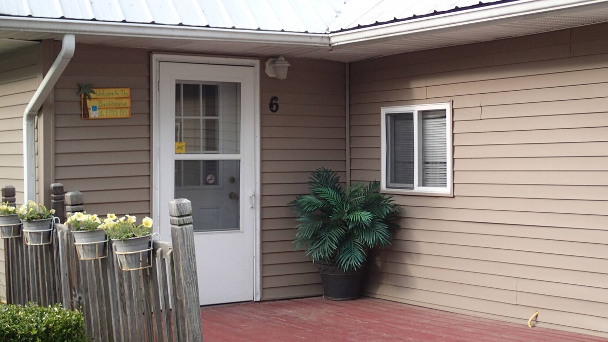 Warsaw Cottage | 3 bedrooms sleeps up to 10 people