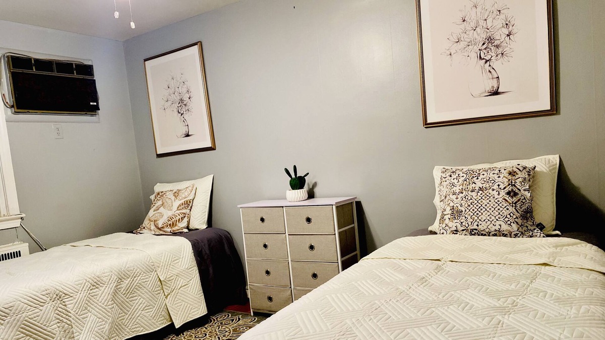 Upper Darby House | 3 bedrooms townhouse/no smoking 🚭/Maximum 10guests/Free parking.