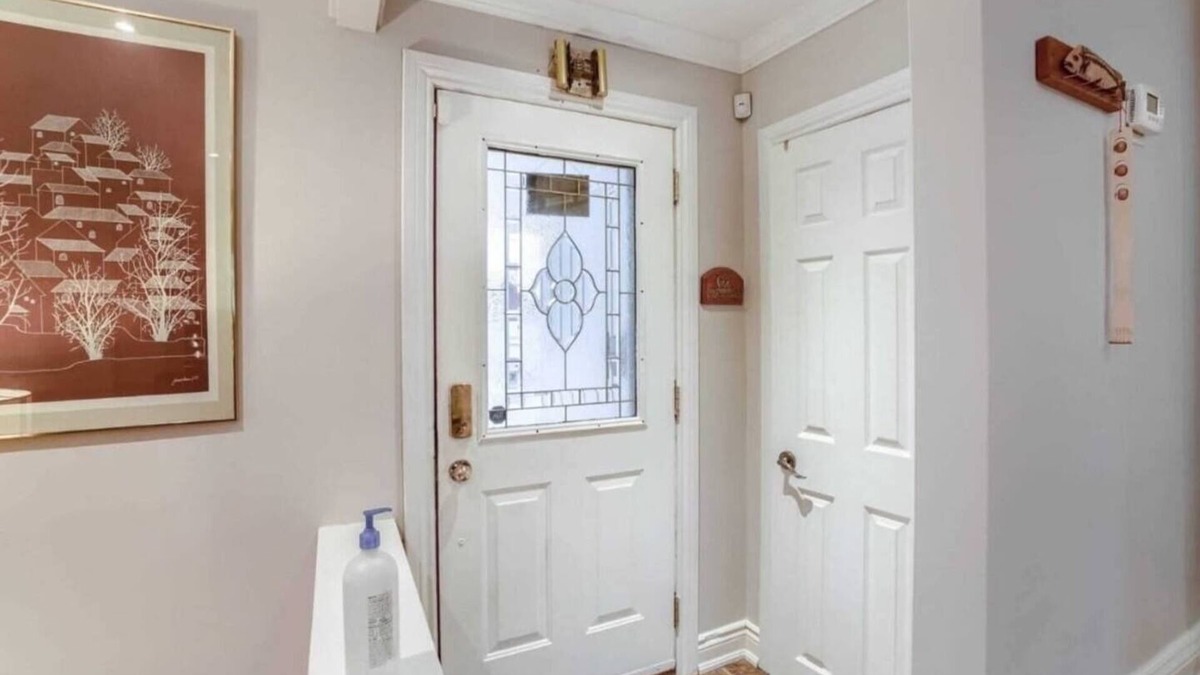 Brampton House | 3 Bedrooms upstairs (Whole house without basement)