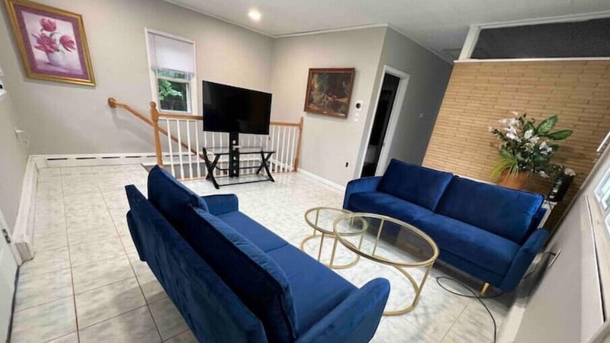 Manhattan House | 3 beds 2 bath at the end of the street