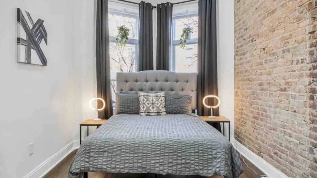 Downtown Baltimore Apartment | 3 beds,Yard,Free Parking&Wine.Close to Everything!