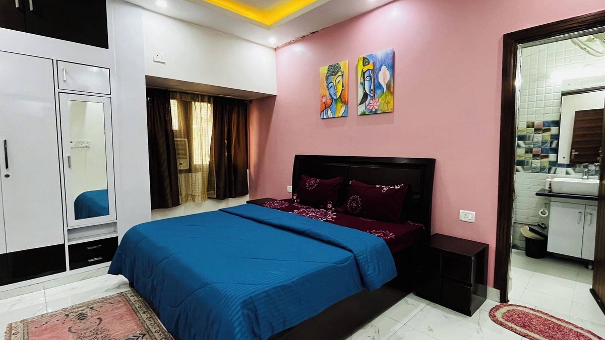 Vasant Kunj Apartment | 3-BHK apartment in New Delhi with WiFi, AC at a 15 min distance from IGI Airport