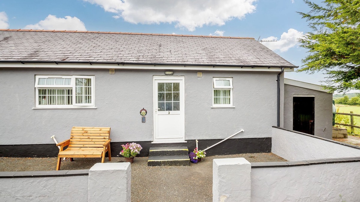 Pentraeth Cottage | 3 BLACK HORSE COTTAGES, pet friendly, with a garden in Pentraeth