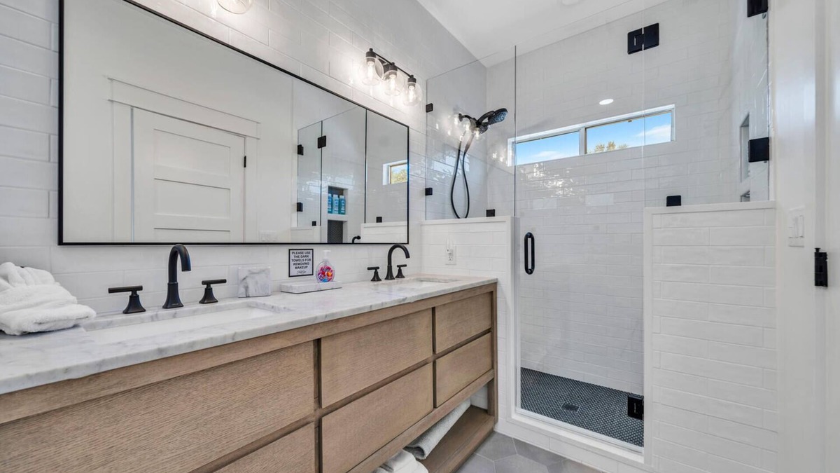 Clipper Cove House | 3 blks to beach! Front porch! Comm Pool heated 3/15-4/30, Crystal Beach