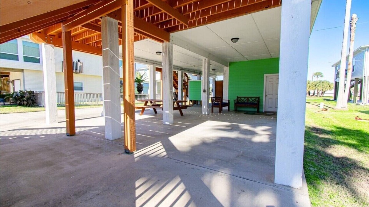 Pirates Beach House | 3 blocks from beach! Family size, great view. Only minutes from grocery shops.