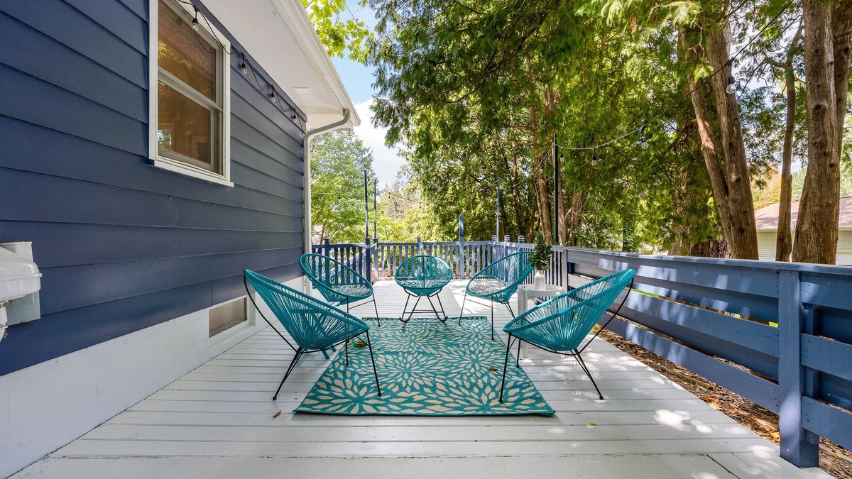 University Heights House | 3 blocks from the University of Iowa Kinnick Stadium & Hospital