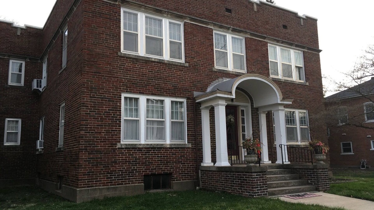 Fort Madison Apartment | 3 Blocks from the Mississippi River in the Park-To-Park Historic District.