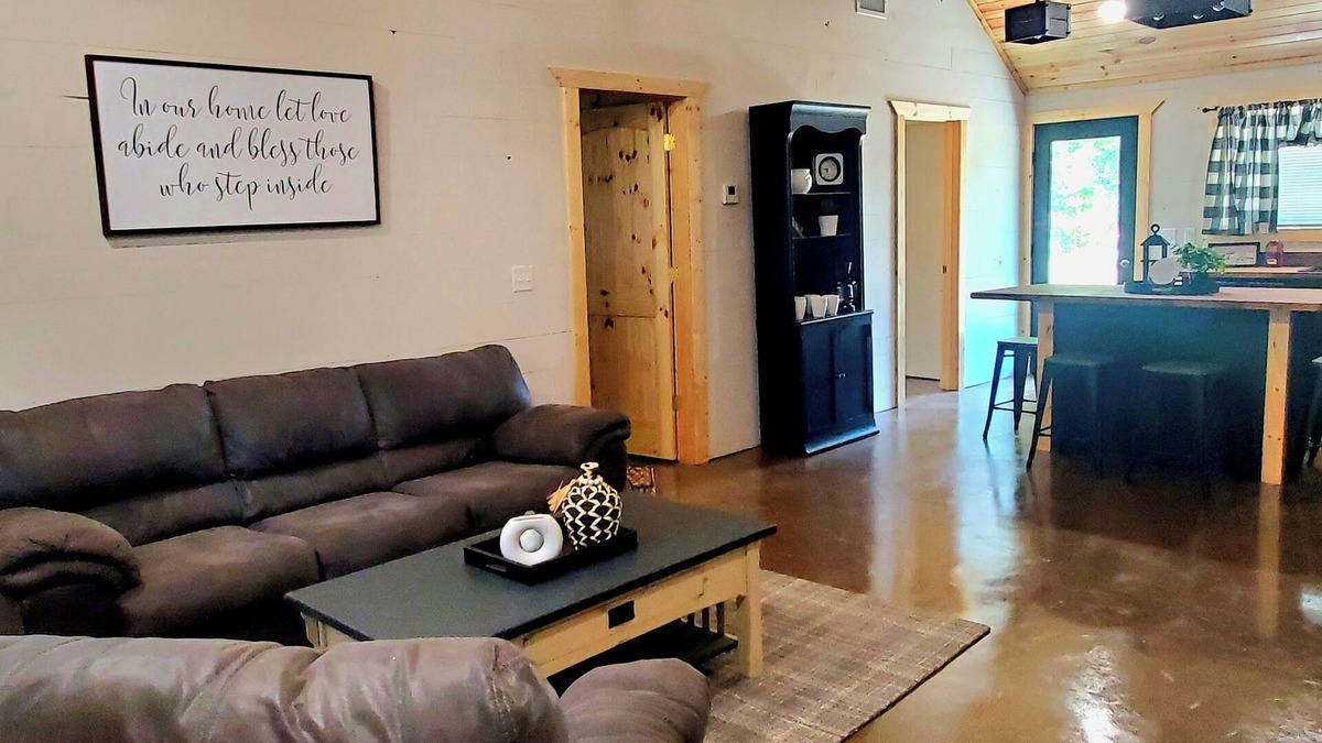 Stockton Cabin | 3 blocks to Cabins At Stockton Lake & Venue At Stockton Lake.