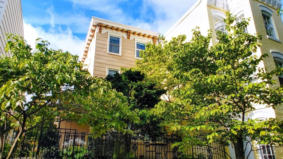 Capitol Hill Apartment | 3 blocks to Capitol. Entire Top Floors Vet Owned