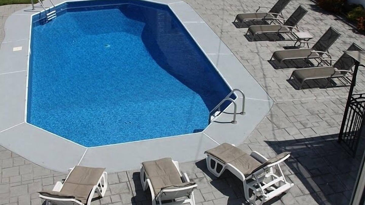 Wall House | 3 Blocks To The Beach And An In Ground Pool