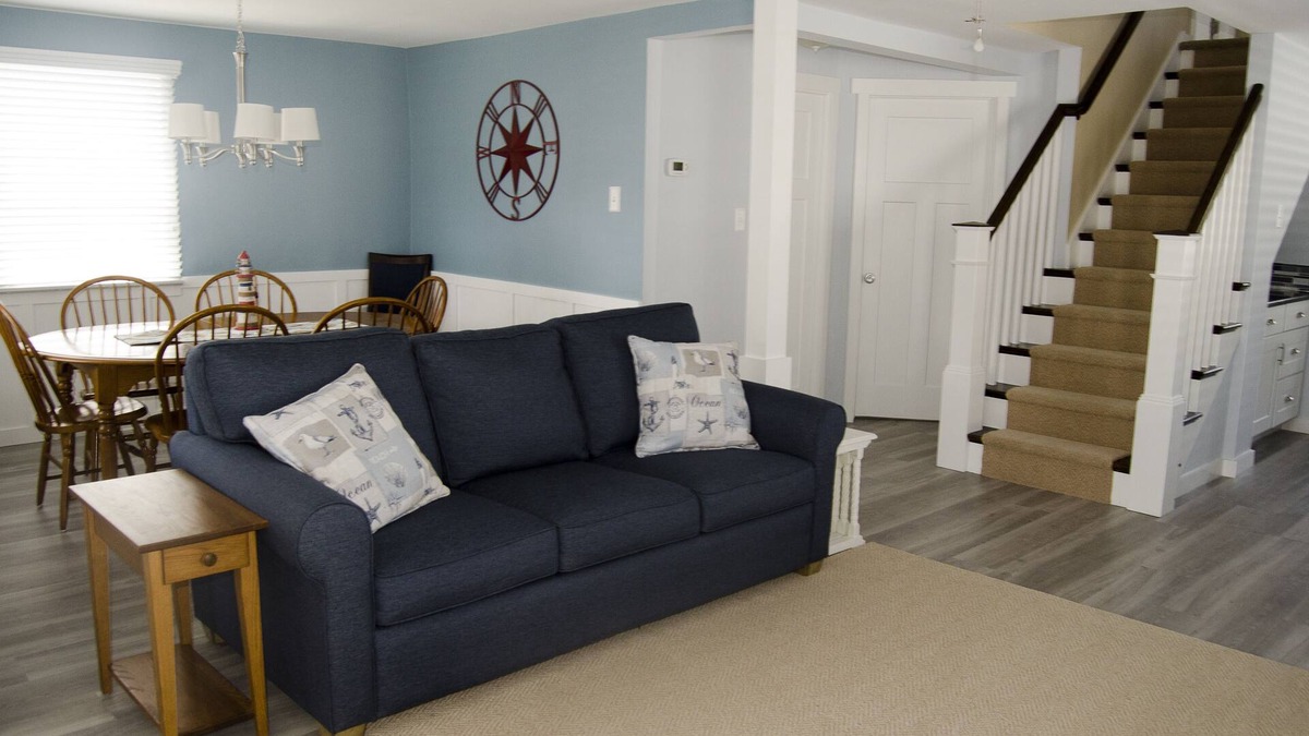 Gold Coast House | 3 Blocks to the Gold Coast Beach - Single Family Home 5 bedrooms!