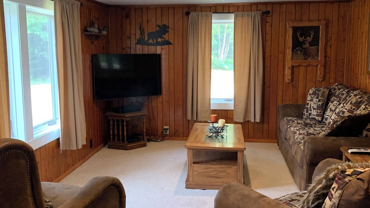 Trout Lake House | 3 BR 2 BA Sleeps 11-Beautiful & 1/2 mile from trails, close to all sights, Wi-Fi