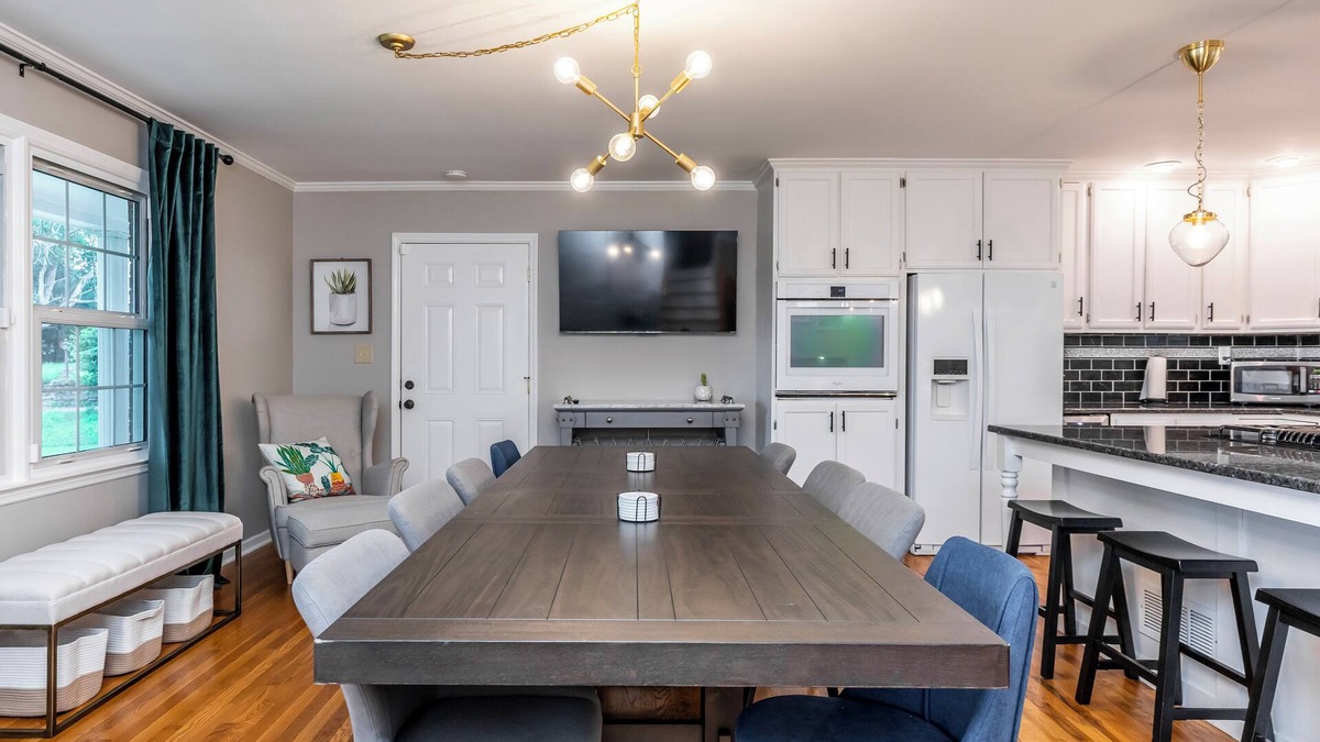 Lexington House | 3 BR 2 bath 5 beds! sleeps 8. Pool, hot tub oasis in LEX